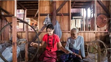 Myanmars dyreste lotusrodssilketekstil, der bruger lotusrodstamme til at lave...